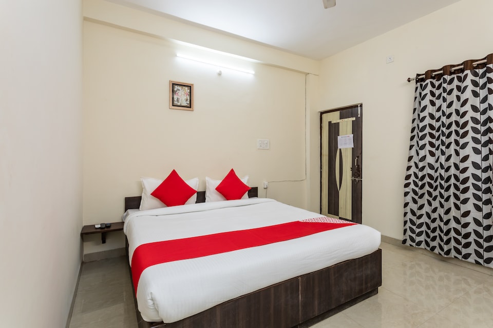 OYO 29148 Hotel Meena Sadan, Bapat Squre, Indore