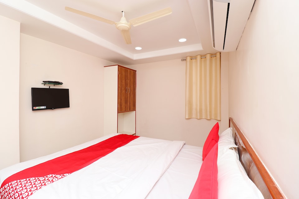 OYO 29149 Sarthak Inn, Hamidia Road Bhopal, Bhopal