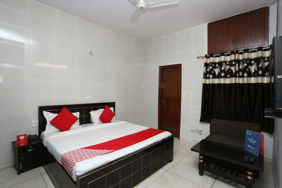 OYO White Arcade Near Tdi Mall, Paschim Vihar Delhi, दिल्ली