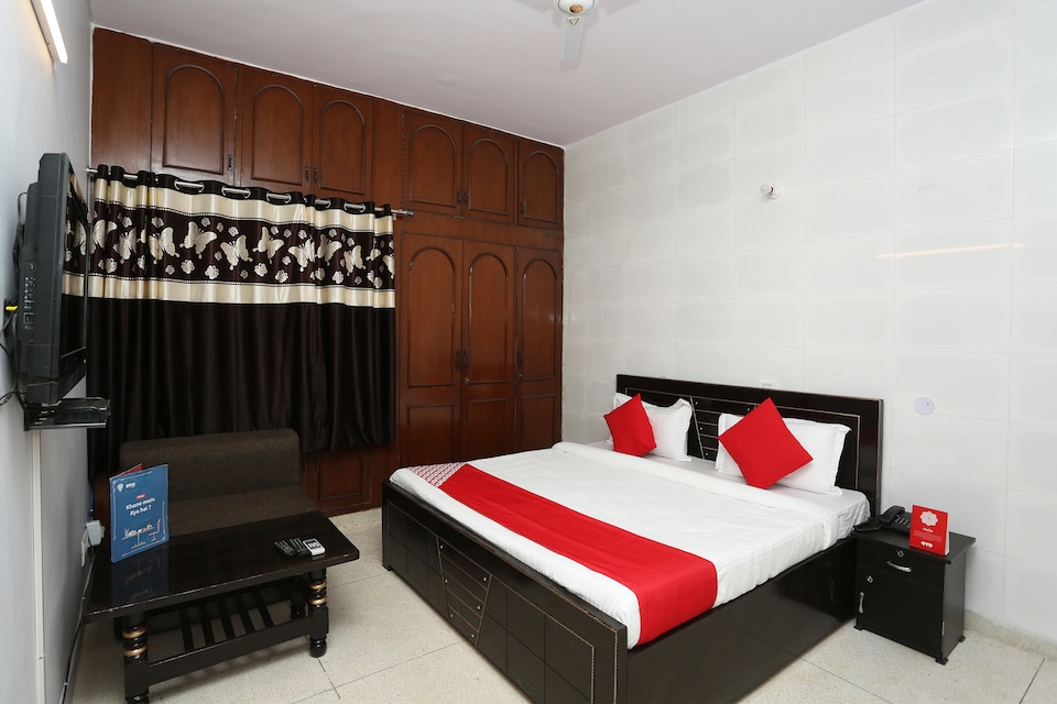 OYO White Arcade Near Tdi Mall, Paschim Vihar Delhi, दिल्ली