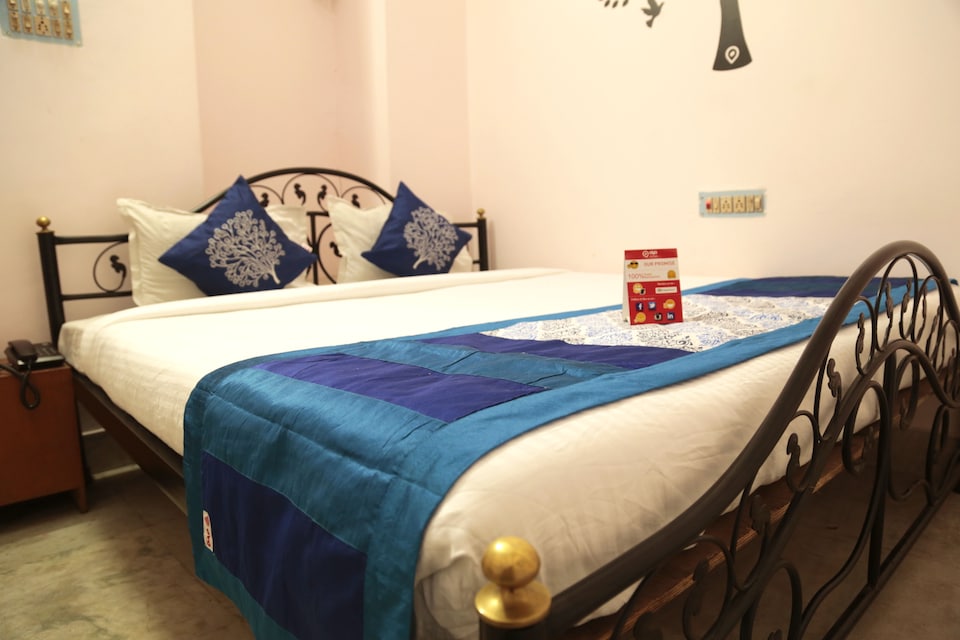 OYO 3391 near Shyambazar, Sealdah Kolkata, Kolkata