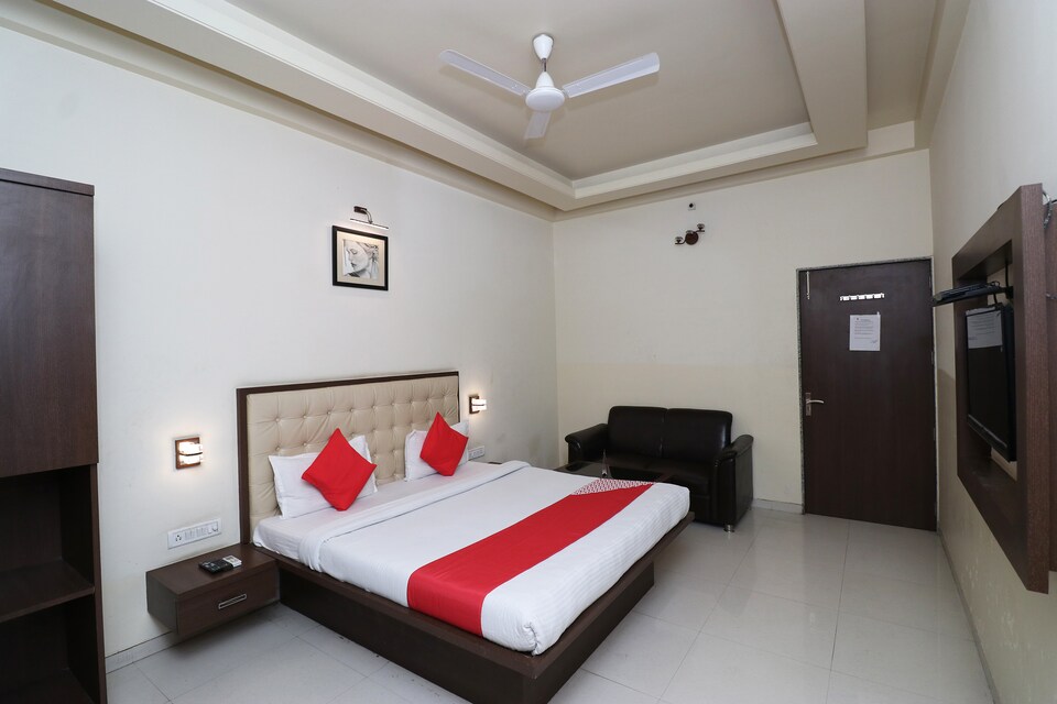 OYO 29307 Hotel Mohan Palace Farukhabad, Govind Nagar Kanpur, Kanpur