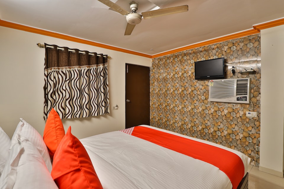 OYO 29318 hotel krishna palace, Ashram Road Ahmedabad, Ahmedabad