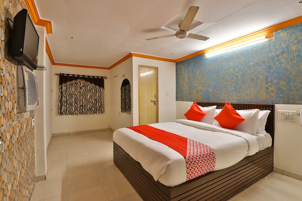 OYO 29318 hotel krishna palace, Ashram Road Ahmedabad, Ahmedabad