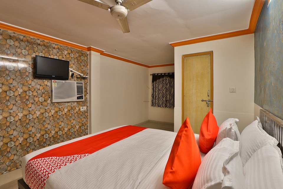 OYO 29318 hotel krishna palace, Ashram Road Ahmedabad, Ahmedabad