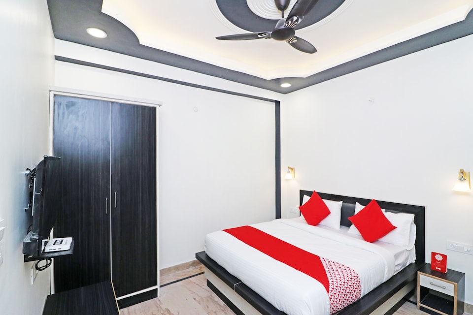 HOTEL O 03 TOWN HOUSE Shaheed Captain Shubham Gupta metro station, Fatehabad Road, आगरा