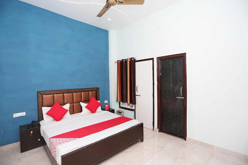 OYO 29517 Hotel Barsana Palace, G L A University Vrindavan, Vrindavan