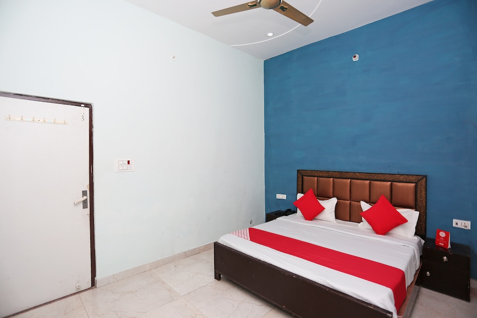 OYO 29517 Hotel Barsana Palace, G L A University Vrindavan, Vrindavan