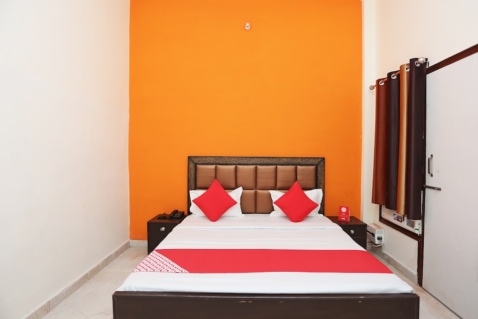 OYO 29517 Hotel Barsana Palace, G L A University Vrindavan, Vrindavan