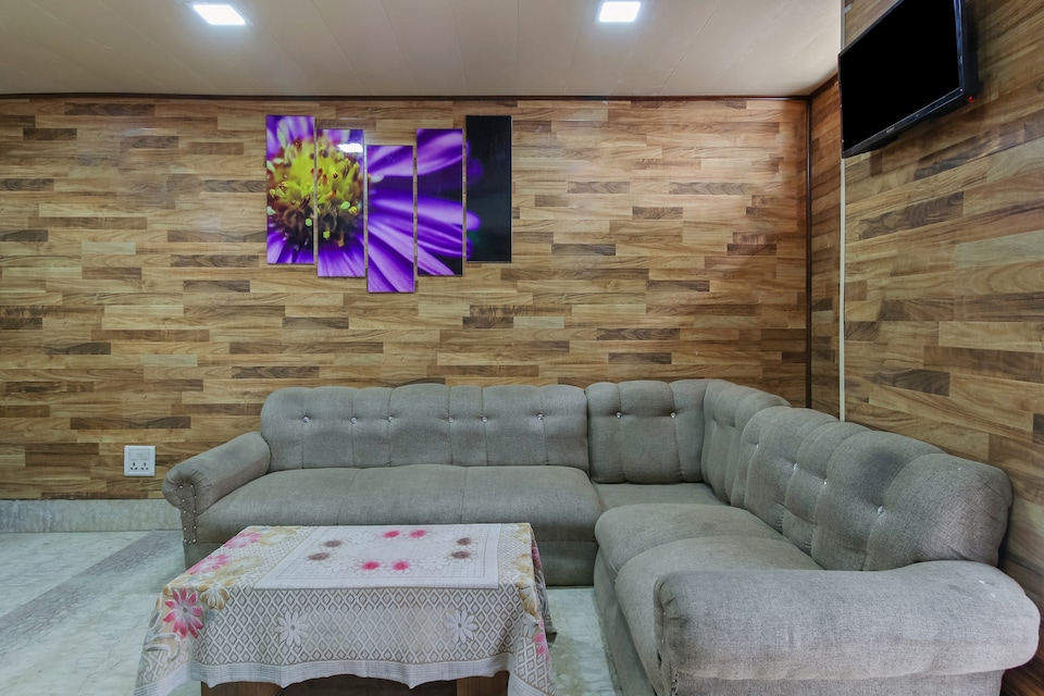 OYO Hotel Essar, Dalgate Srinagar, Srinagar