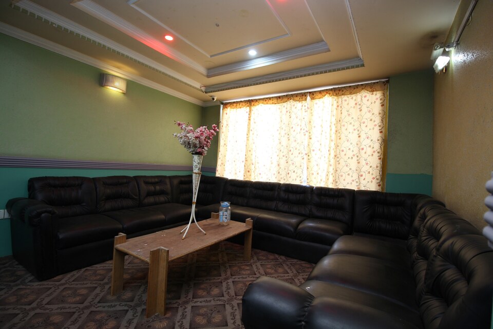 OYO Hotel Essar, Dalgate Srinagar, Srinagar