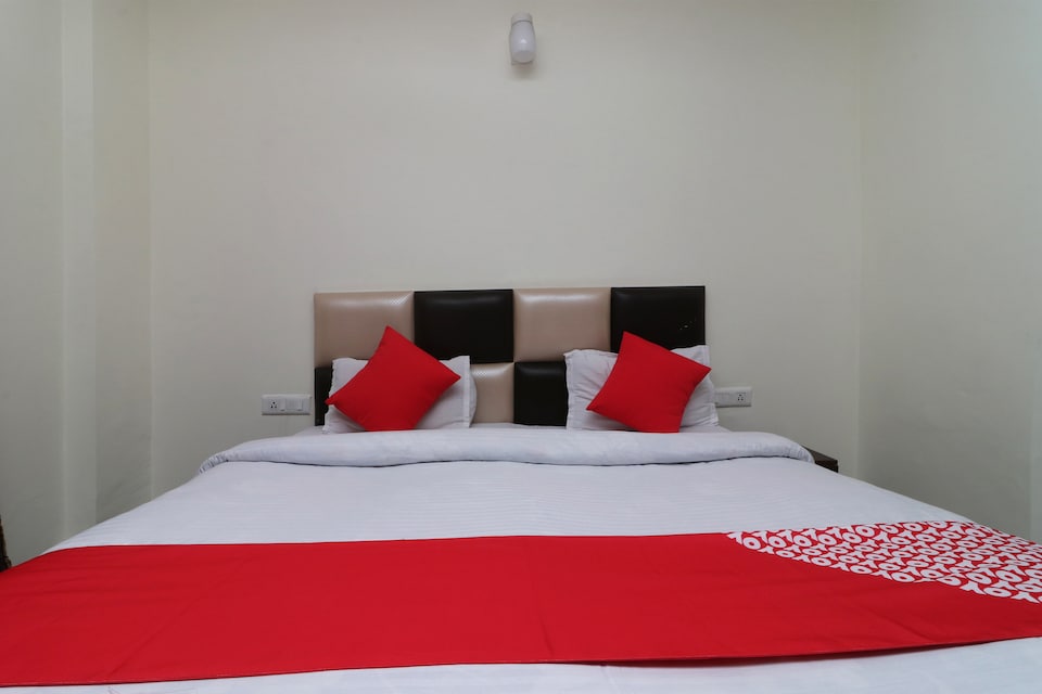 OYO 29716 Hotel Paras, Una, Una