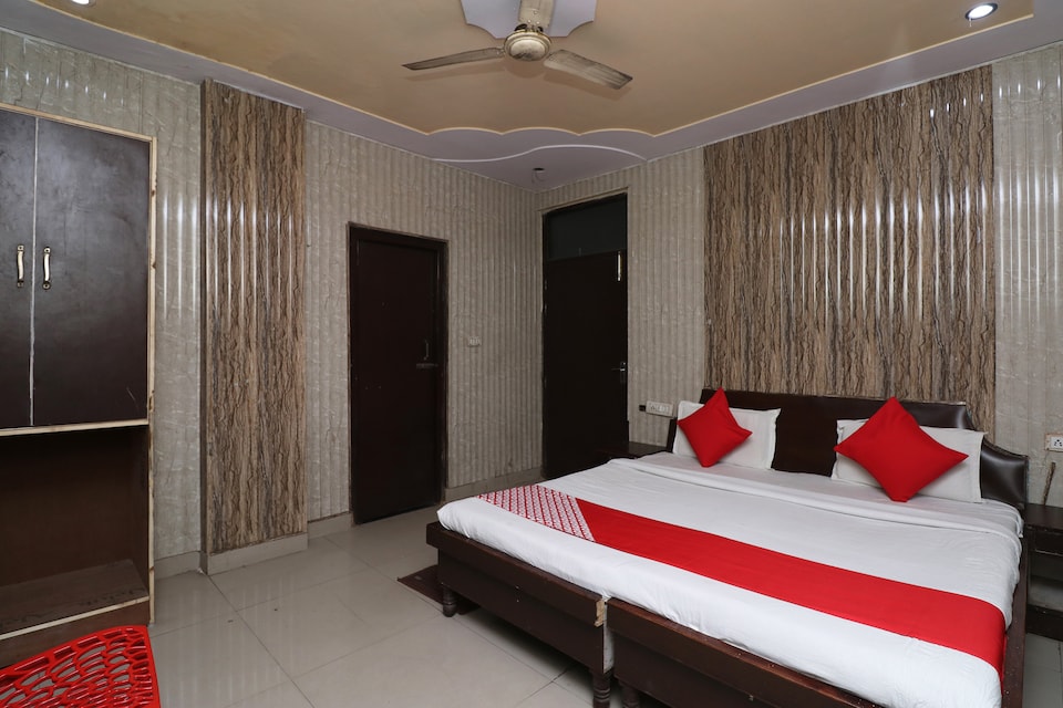 OYO Flagship 29742 Hotel Seva & Restaurant, Corporate Complex, Agra