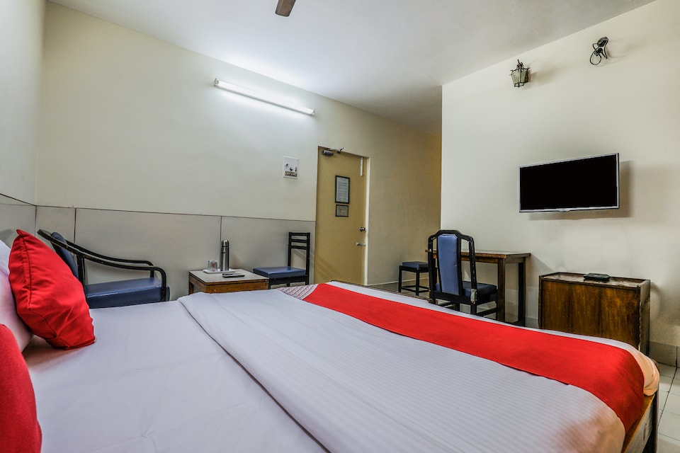 Capital O 3420 Hotel Ashoka, Nakkalagutta Hanamkonda Warangal, Warangal