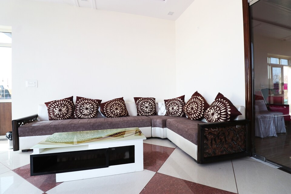 OYO 29790 Raj Hotel, Hamirpur city, Hamirpur