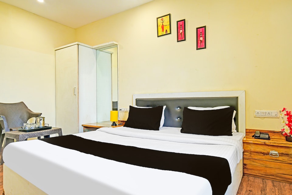 Hotel O SHREE RAJ PALACE, radission square, Indore