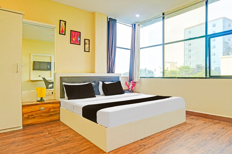 Hotel O SHREE RAJ PALACE, radission square, Indore