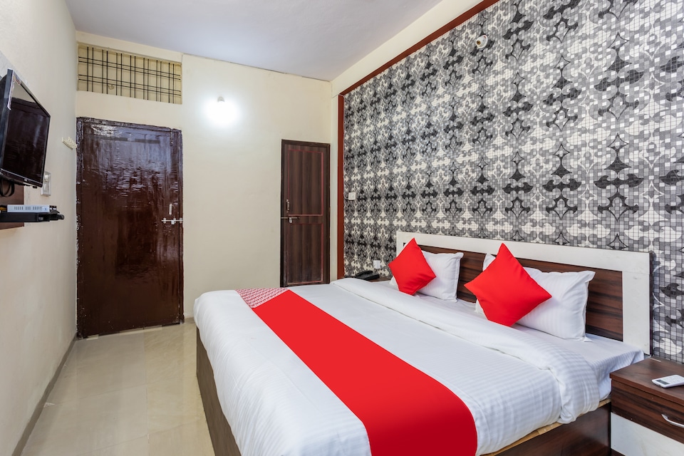 OYO Hotel 29919 Hotel Darshan Shree, radission square, Indore