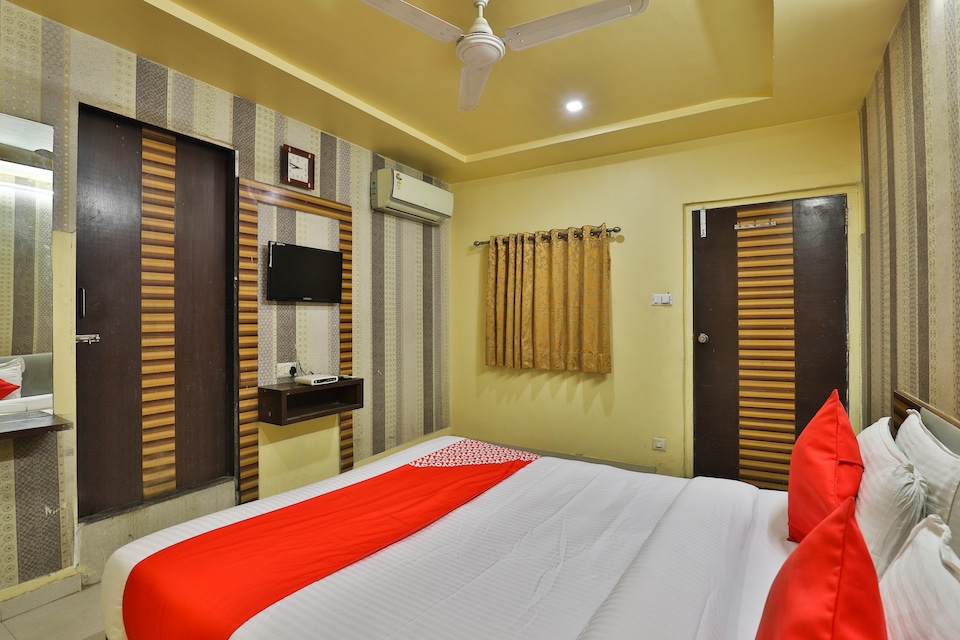 Hotel O Shreeji Palace, Ashram Road Ahmedabad, Ahmedabad