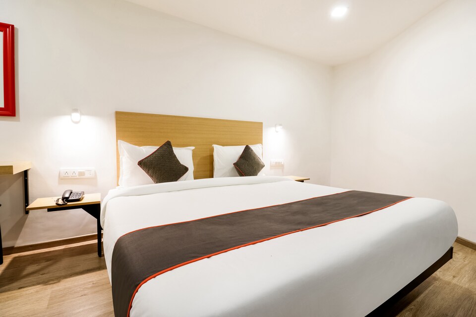 OYO Townhouse 169 Aqua Corridor, Adajan, Surat