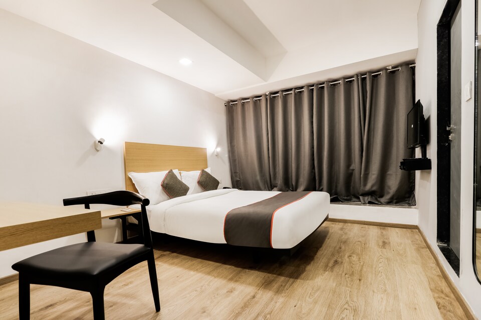 OYO Townhouse 169 Aqua Corridor, Adajan, Surat