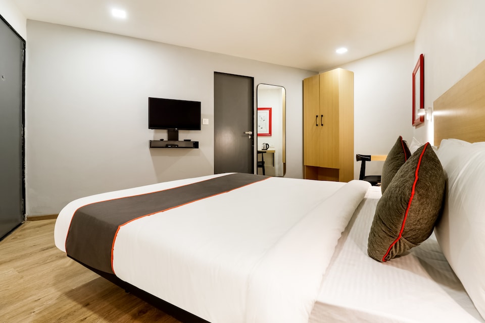 OYO Townhouse 169 Aqua Corridor, Adajan, Surat