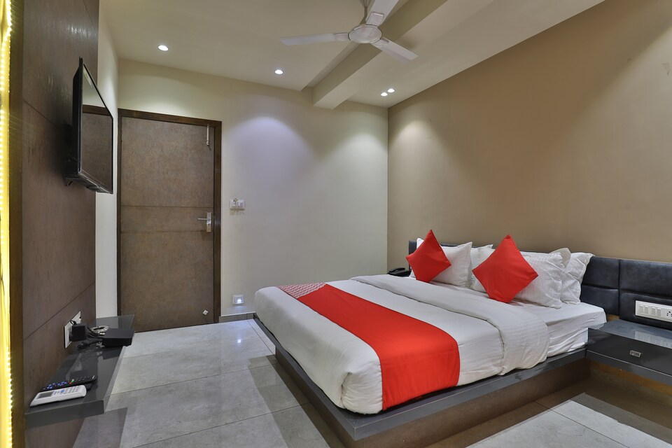 OYO 30072 Hotel Lotus Inn, Imitation Market Rajkot, Rajkot
