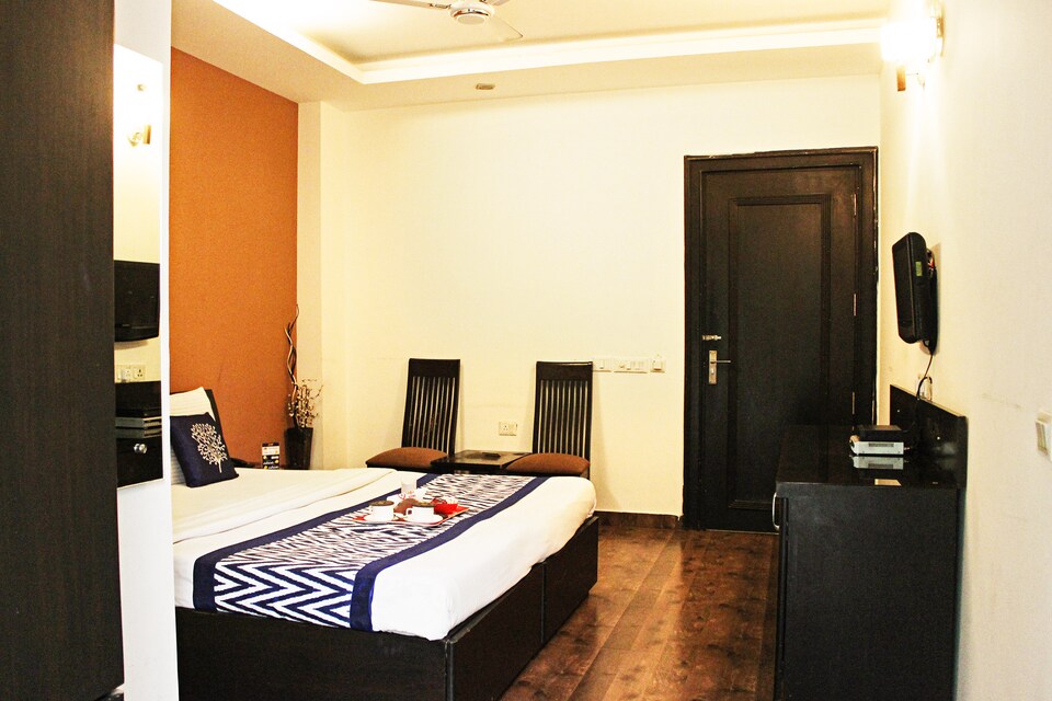 OYO Premium 147 Galleria Market, Huda 2, Gurgaon