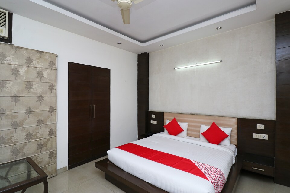 OYO 30095 Vizion Rezi, HUDA CENTRE 1, Gurgaon