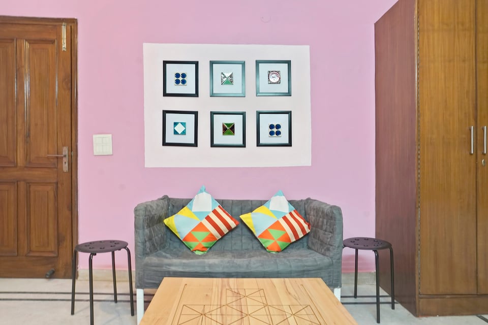 OYO 30120 Pleasant Stay Vinobapuri Metro, Lajpat Nagar Delhi, Delhi