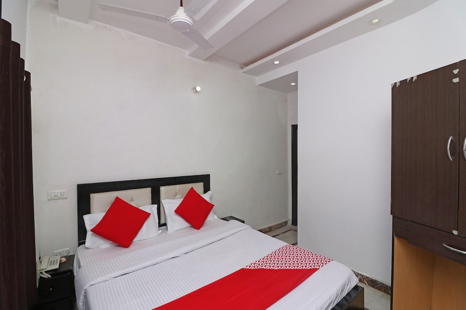 OYO 30136 Hotel Crystal, Aligarh, Aligarh
