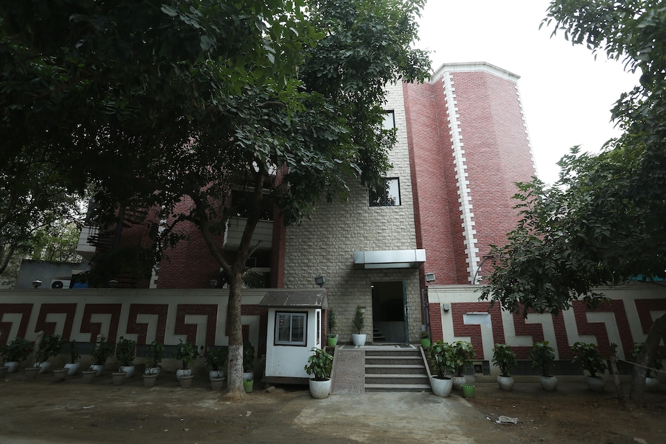 Capital O Primero Premium Near Aravali Biodiversity Park, Golf Course Road, Gurgaon