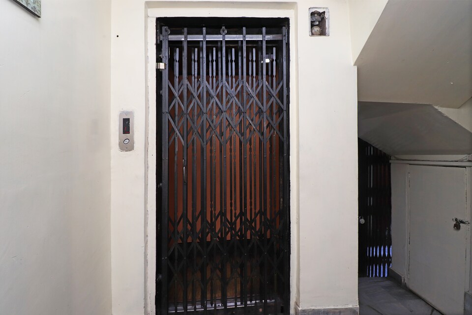 OYO 30177 Royal Calcutta Guest House, Park Circus Kolkata, Kolkata