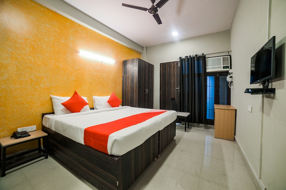 Flagship 30196 Noida Sector 5, Noida Stadium, Noida