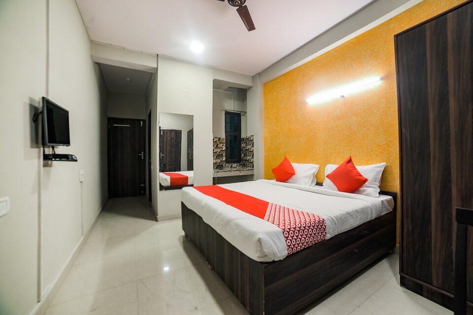 Flagship 30196 Noida Sector 5, Noida Stadium, Noida