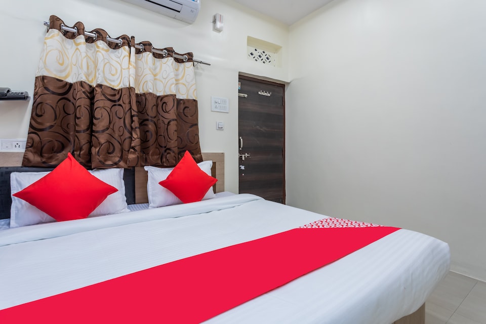 OYO 30202 Hotel Radhe Krishna Palace, Mahakal Temple 1, Ujjain