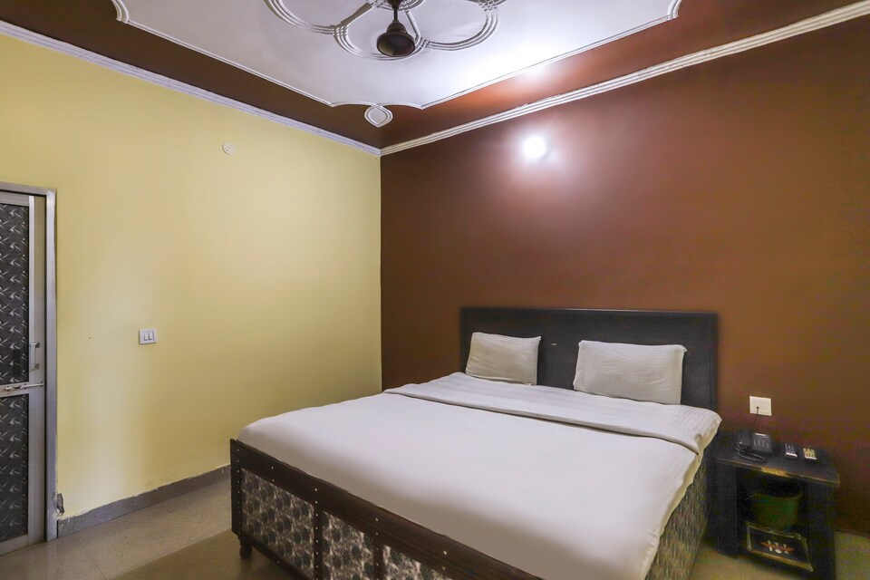 SPOT ON 30256 Hotel Blue Star, Una, Una