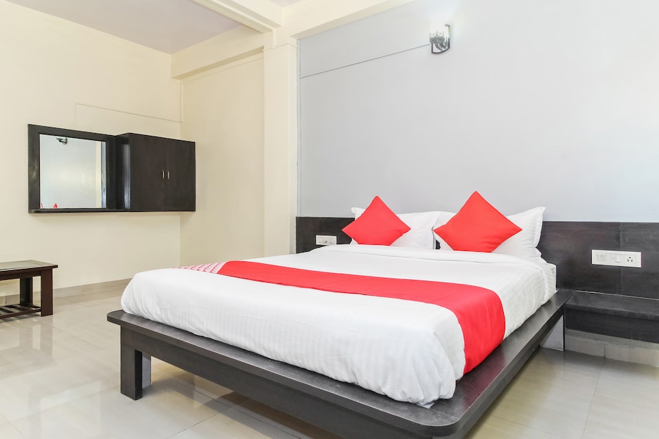 OYO Flagship  30324 Hotel Ravikiran, Swargate Pune, Pune