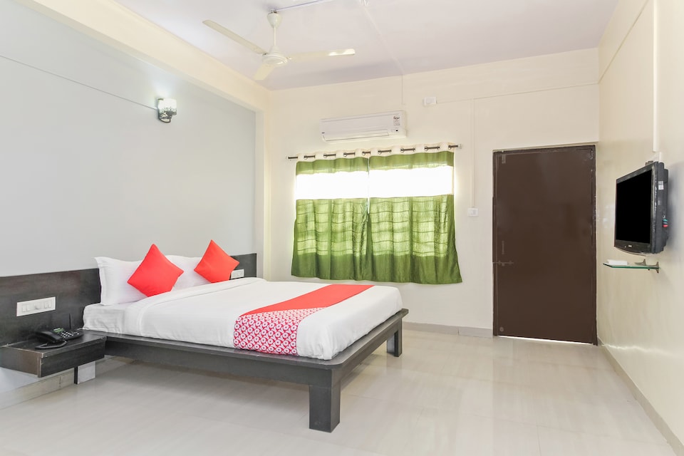 OYO Flagship  30324 Hotel Ravikiran, Swargate Pune, Pune