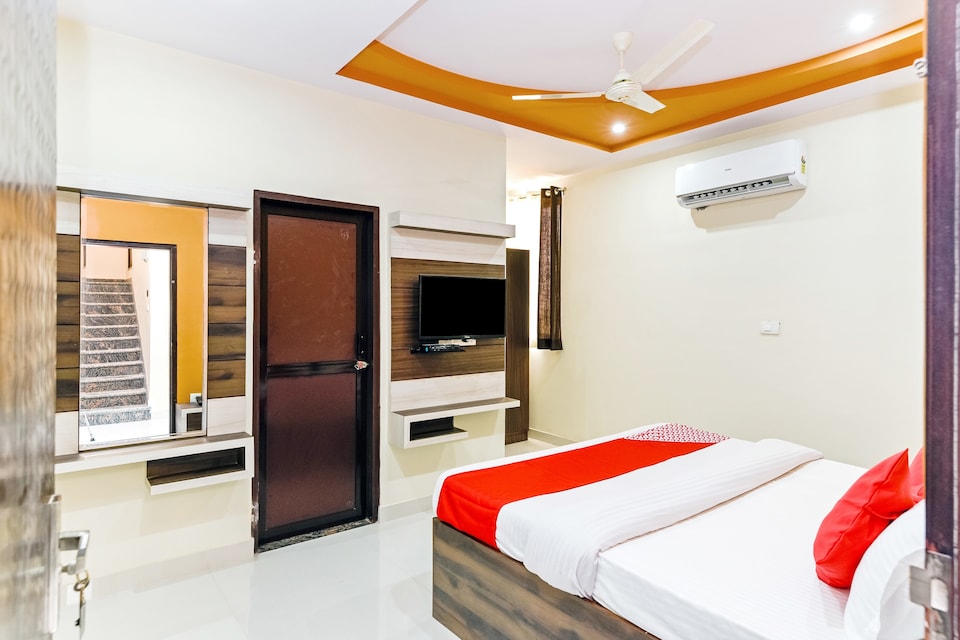 OYO 30328 Hotel Shyam Palace, Hawa Mahal, Jaipur