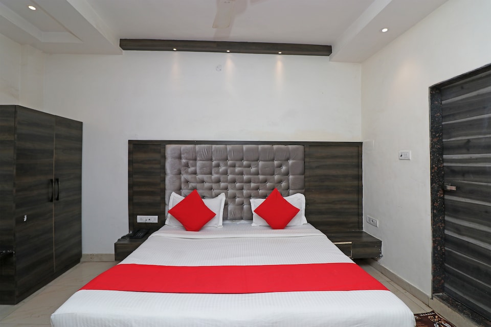 Capital O 30381 Hotel Sarin Inn Heritage, Sigra, Varanasi