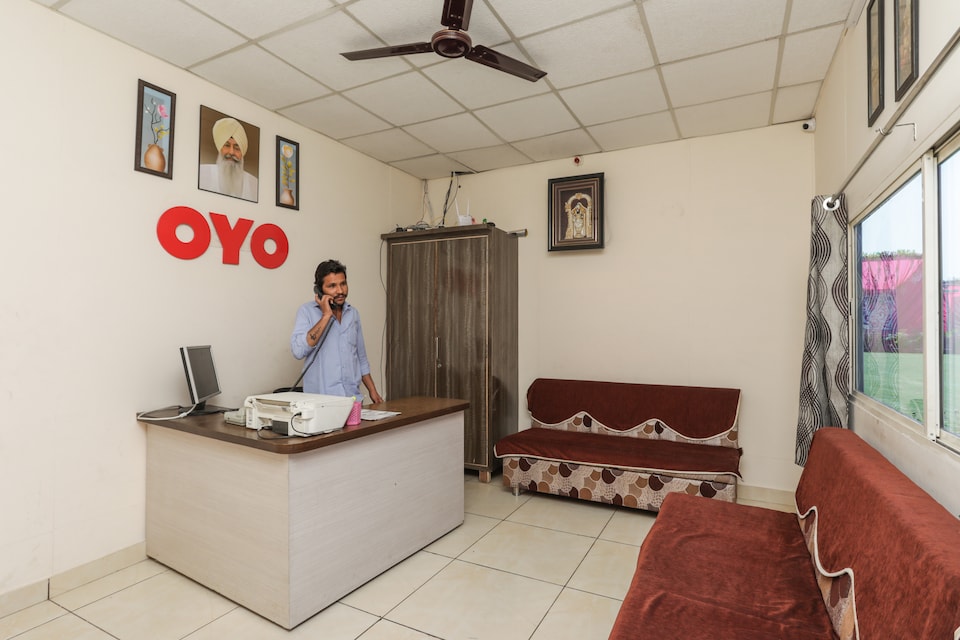 OYO 30383 Hotel Garden View, Bapat Squre, Indore