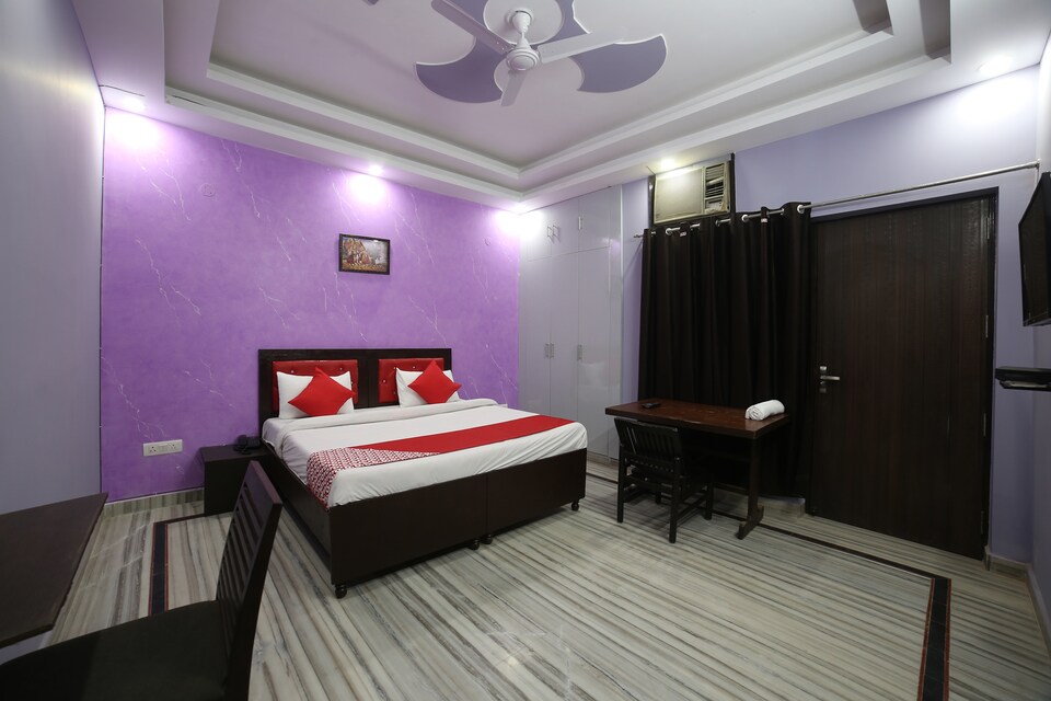 OYO 30385 Avyaan Residency, Noida City Metro, Noida