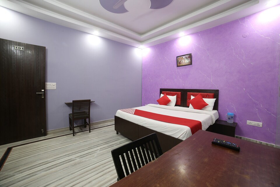 OYO 30385 Avyaan Residency, Noida City Metro, Noida