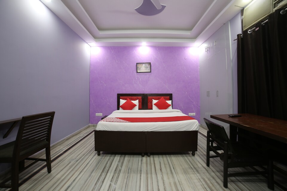 OYO 30385 Avyaan Residency, Noida City Metro, Noida