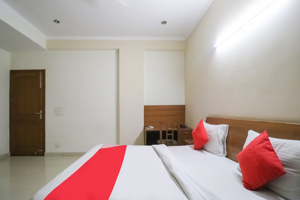 Oyo 608 White House , Udyog Vihar, Gurgaon