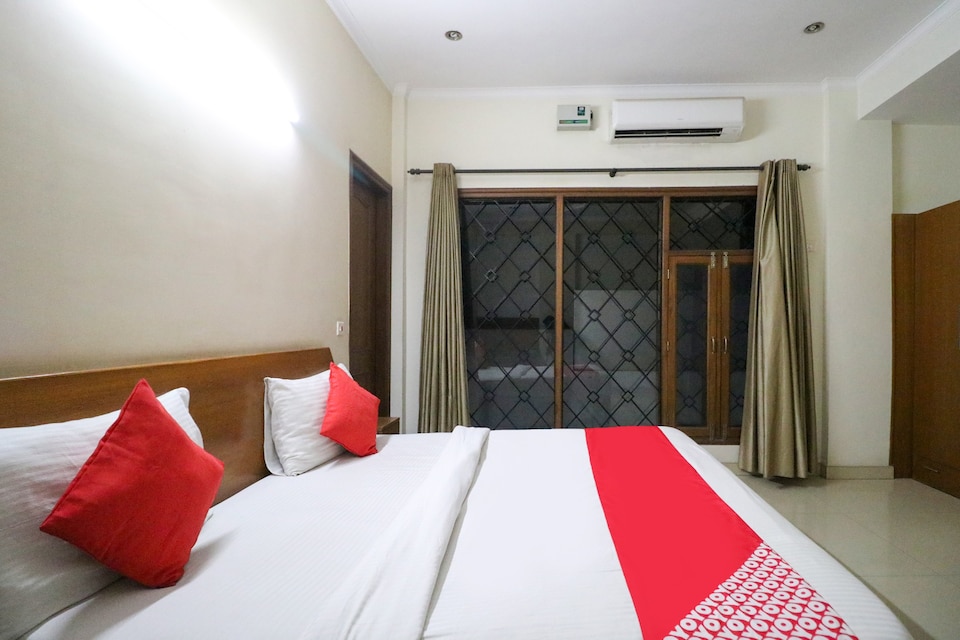 Oyo 608 White House , Udyog Vihar, Gurgaon