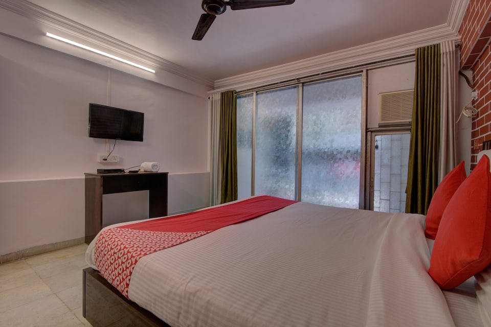 OYO 30463 Ashu Bini Hospitality Gokul Dham Film City, Mumbai BCEC, Mumbai