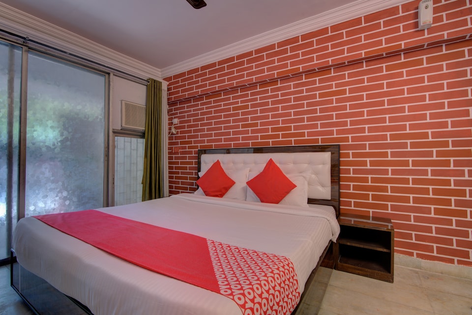 OYO 30463 Ashu Bini Hospitality Gokul Dham Film City, Mumbai BCEC, Mumbai