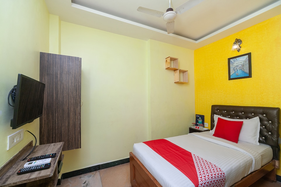 OYO 30579 Royal Palace Marina, Parrys, Chennai